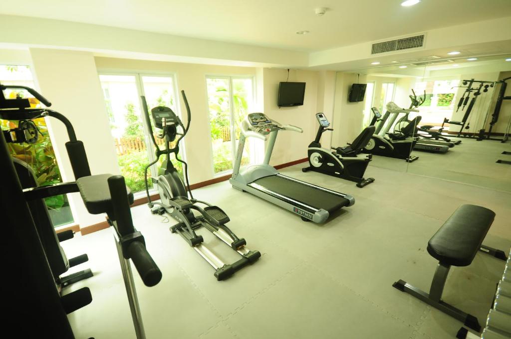 Fitness centrum a/nebo fitness zařízení v ubytování Avion Hotel