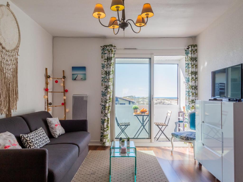 un salon avec un canapé et une grande fenêtre dans l'établissement Studio Océan by Interhome, à Seignosse
