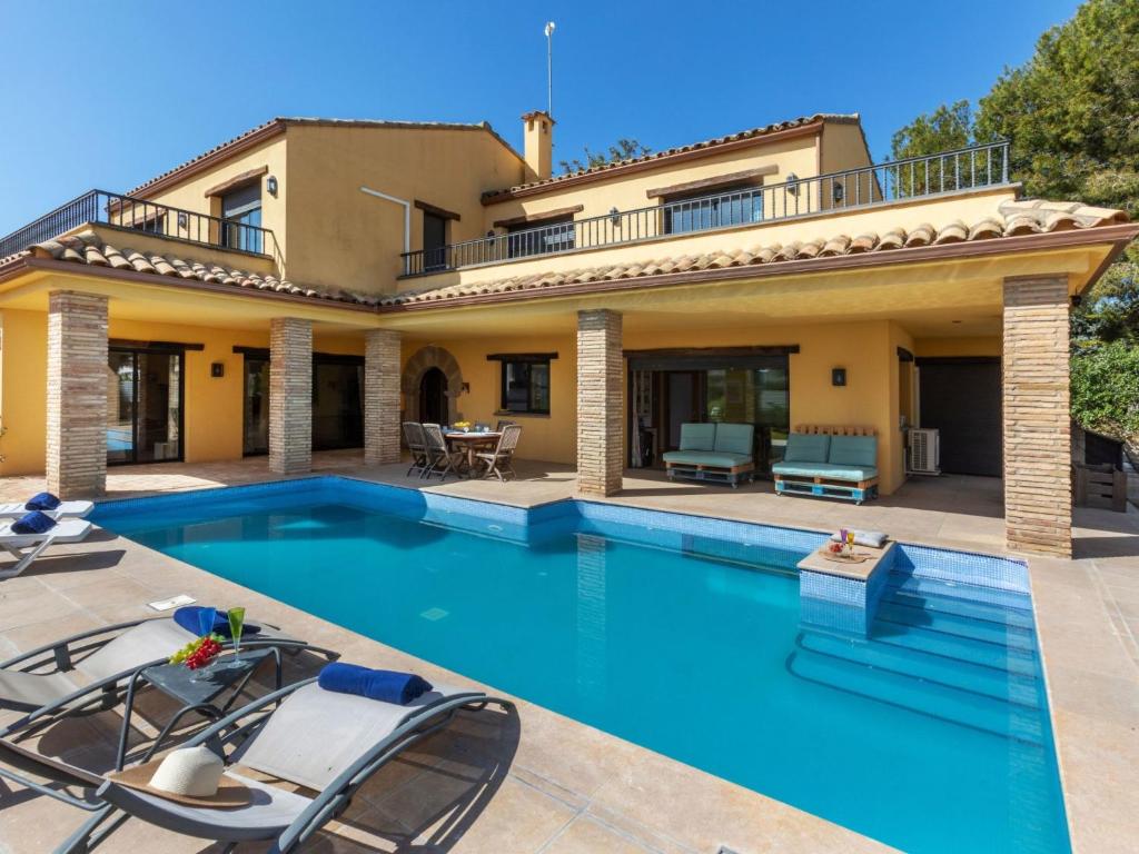 ein Bild von einem Haus mit einem Swimmingpool in der Unterkunft Villa Marea by Interhome in L'Ametlla de Mar