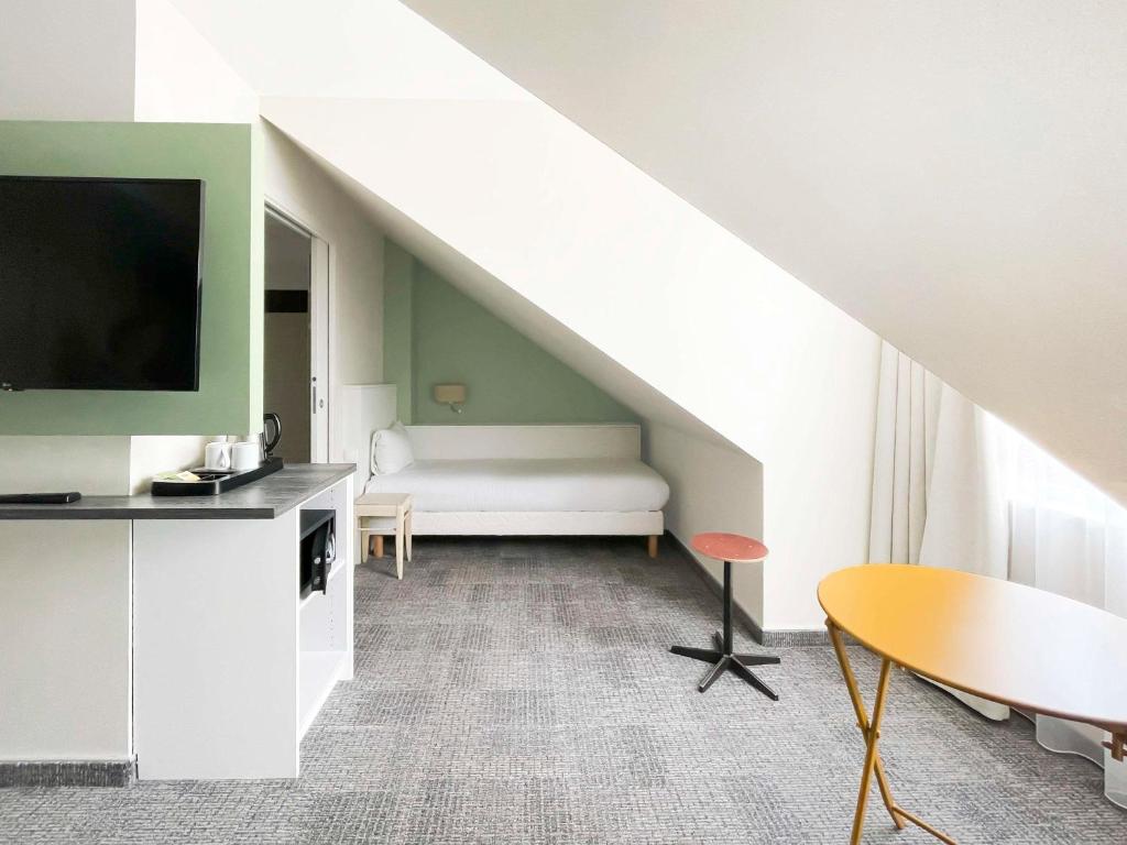 TV a/nebo společenská místnost v ubytování Greet Hotel Colmar