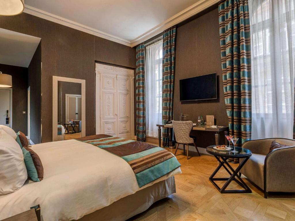 TV a/nebo společenská místnost v ubytování La Cour des Consuls Hotel & Spa Toulouse - MGallery Collection