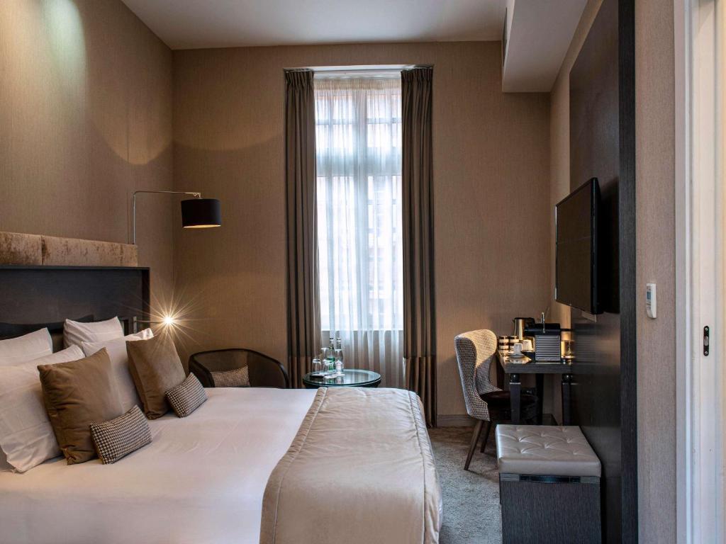 Postel nebo postele na pokoji v ubytování La Cour des Consuls Hotel & Spa Toulouse - MGallery Collection