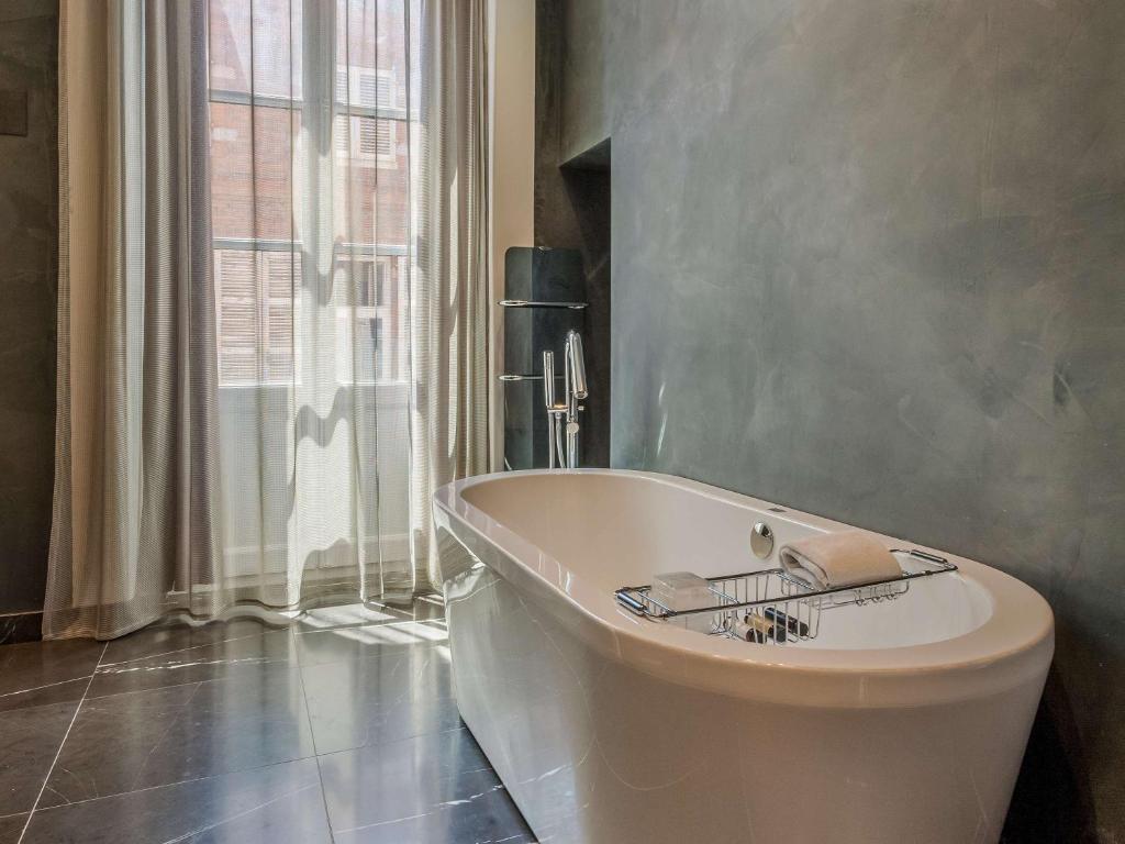 Koupelna v ubytování La Cour des Consuls Hotel & Spa Toulouse - MGallery Collection