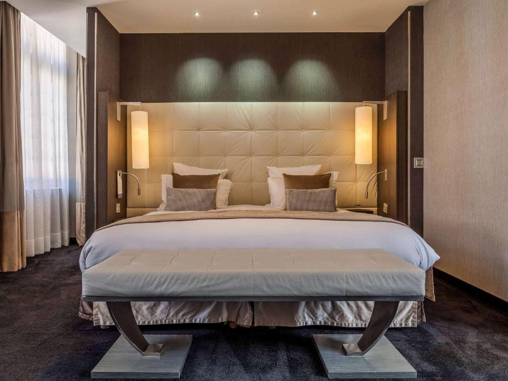Postel nebo postele na pokoji v ubytování La Cour des Consuls Hotel & Spa Toulouse - MGallery Collection