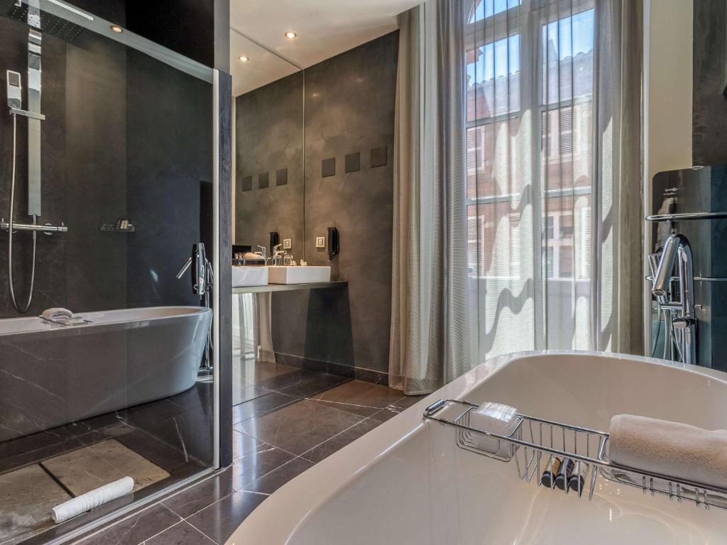 Koupelna v ubytování La Cour des Consuls Hotel & Spa Toulouse - MGallery Collection