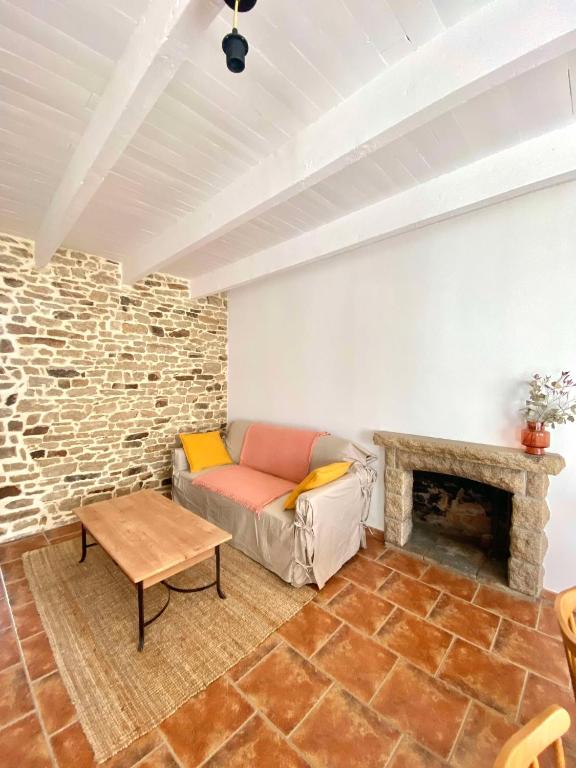 un salon avec un canapé et une cheminée dans l'établissement Évasion dans le Golfe du Morbihan, à Arradon