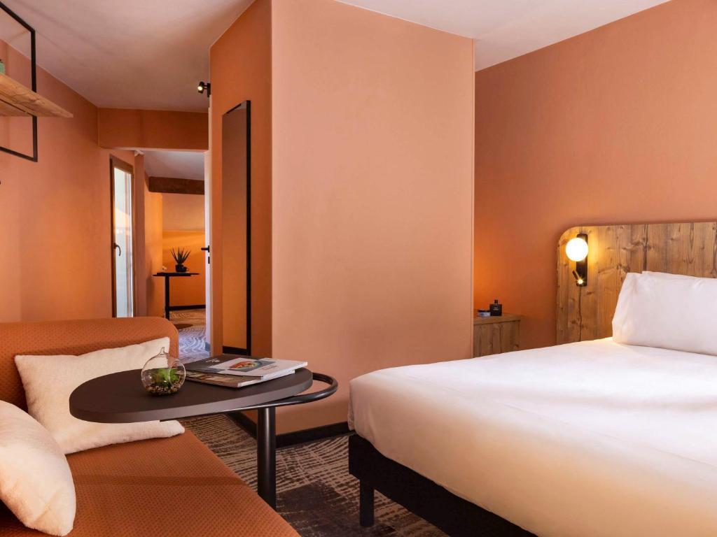 Postel nebo postele na pokoji v ubytování ibis Styles Les Houches Chamonix