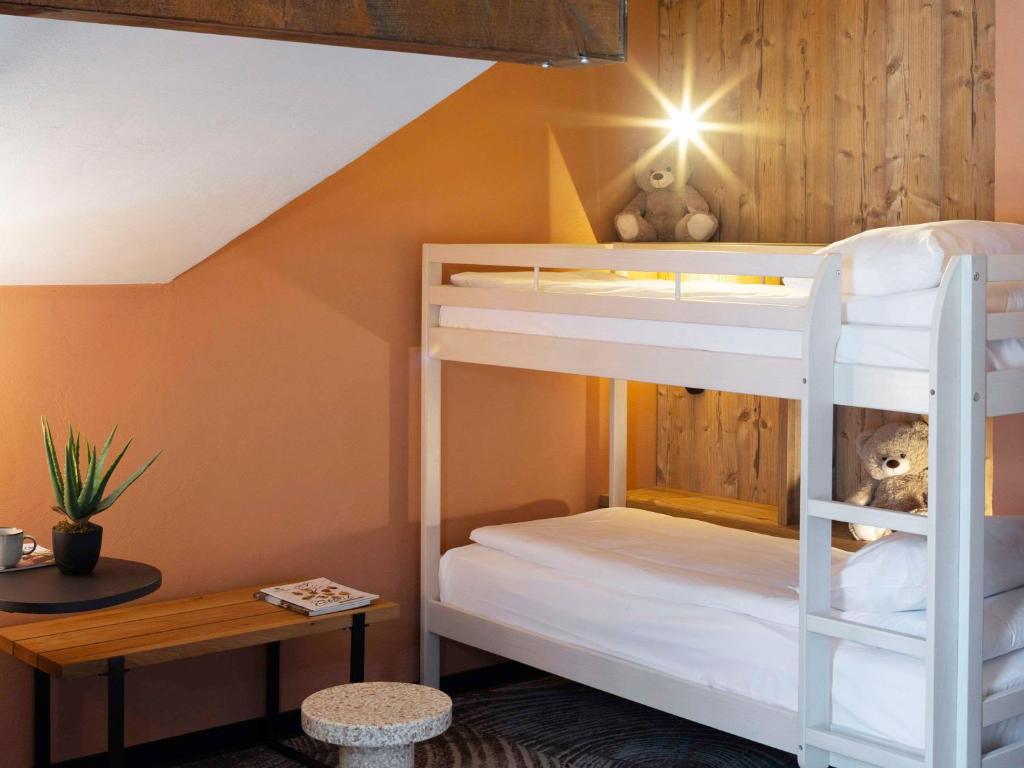Postel nebo postele na pokoji v ubytování ibis Styles Les Houches Chamonix