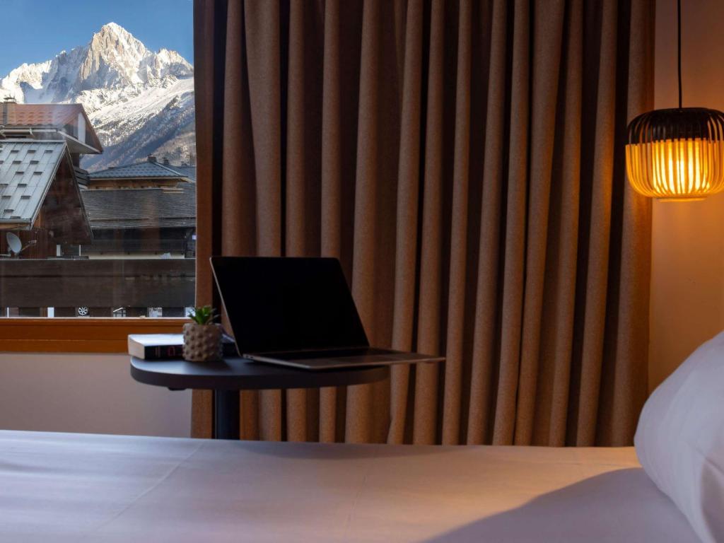 Nespecifikovaný výhled na hory nebo výhled na hory při pohledu z hotelu