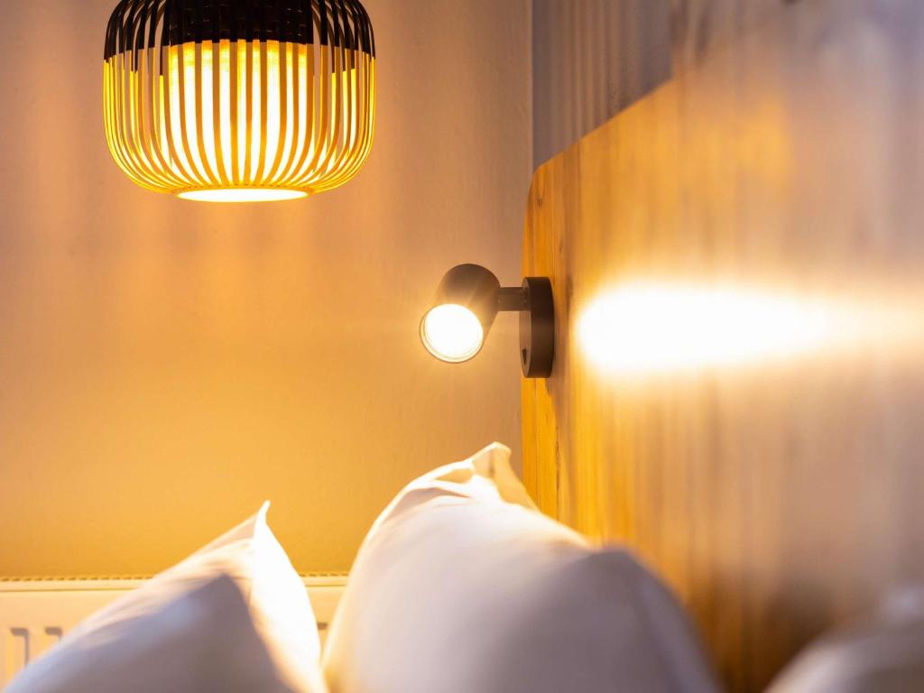Postel nebo postele na pokoji v ubytování ibis Styles Les Houches Chamonix