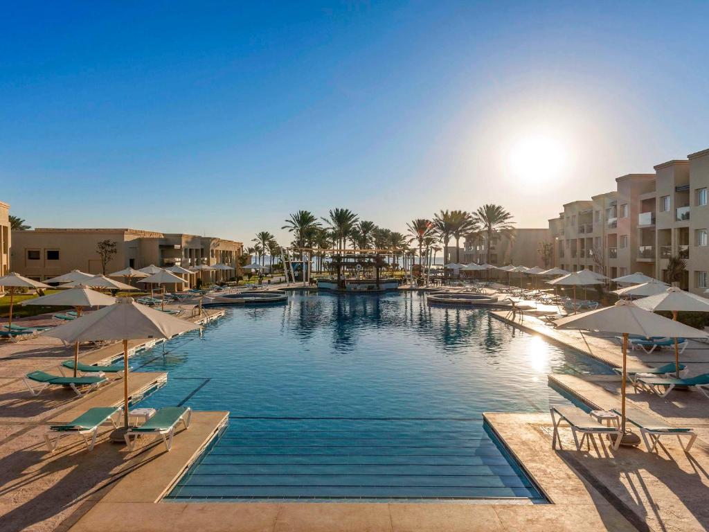 Bazén v ubytování Rixos Premium Seagate nebo v jeho okolí