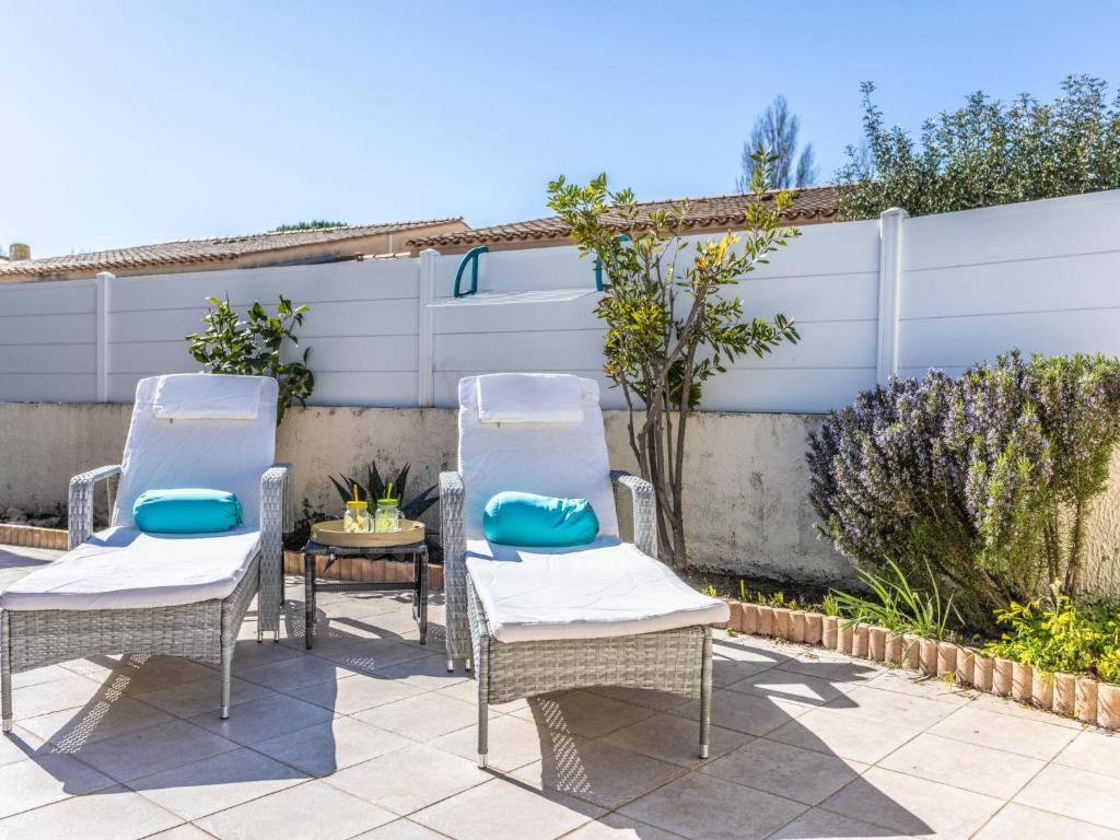 deux chaises et une table sur une terrasse dans l'établissement Holiday Home Les Ondines 1 by Interhome, au Cap d'Agde