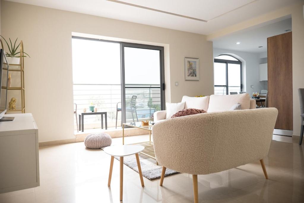 a living room with a couch and a table at Golden Harbour - 2 Bedrooms, 2 Bathrooms in Il-Gżira