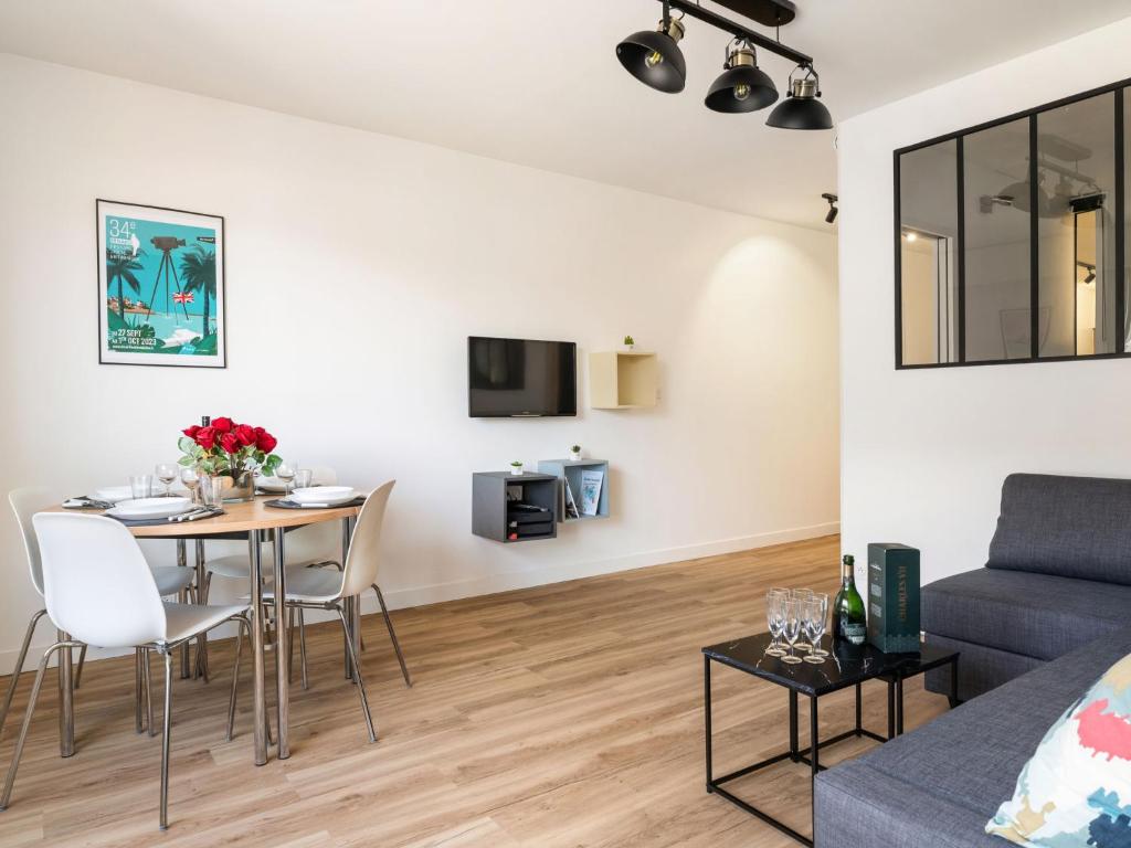 un salon avec une table et un canapé dans l'établissement Apartment Le Triskel by Interhome, à Dinard