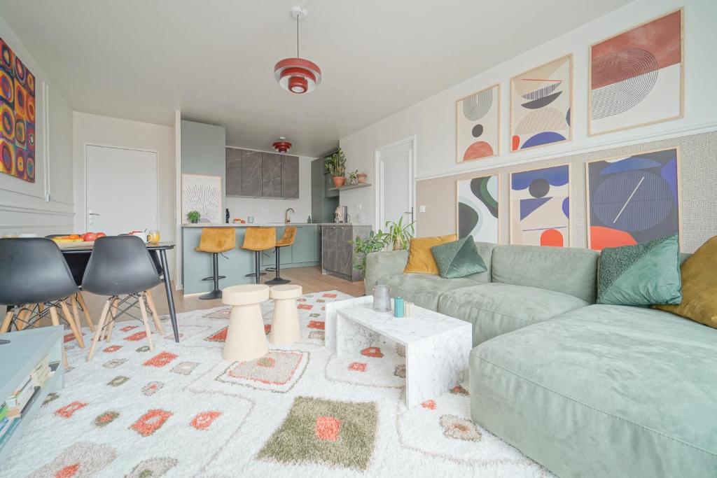 un salon avec un canapé et une table dans l'établissement Modern, parking, downtown, 20 minutes from Paris, à Argenteuil