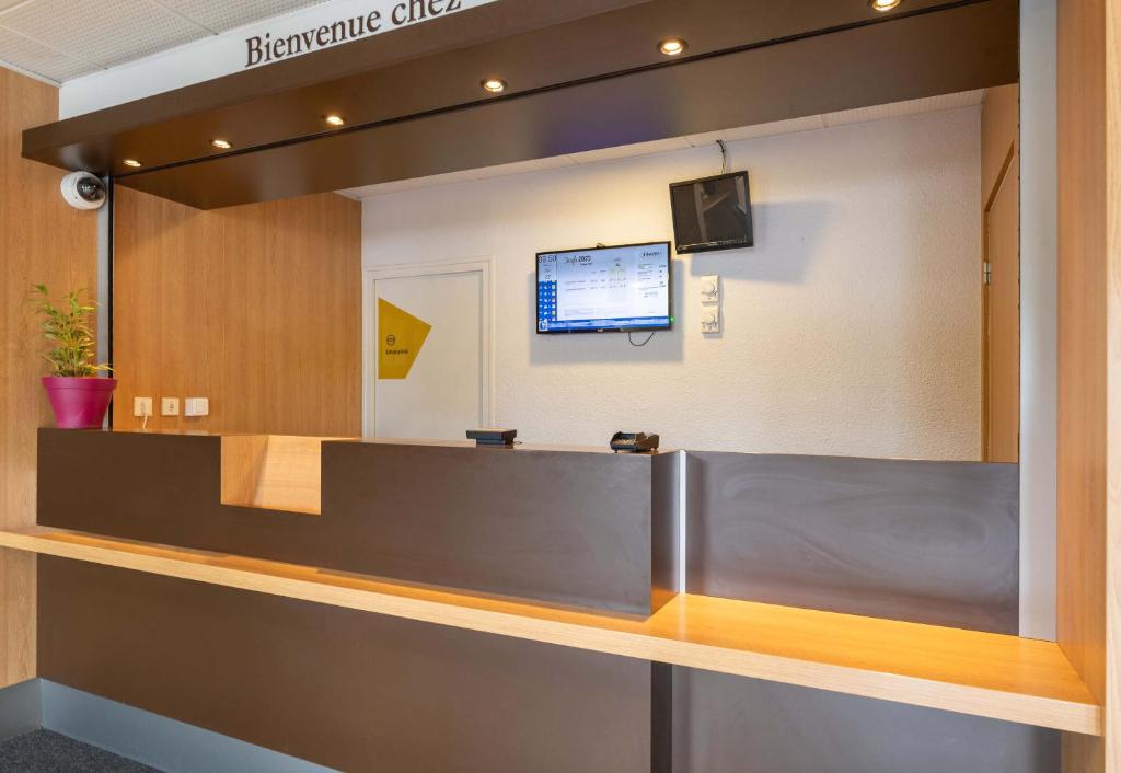 TV a/nebo společenská místnost v ubytování B&B HOTEL Lyon Grand Stade Meyzieu