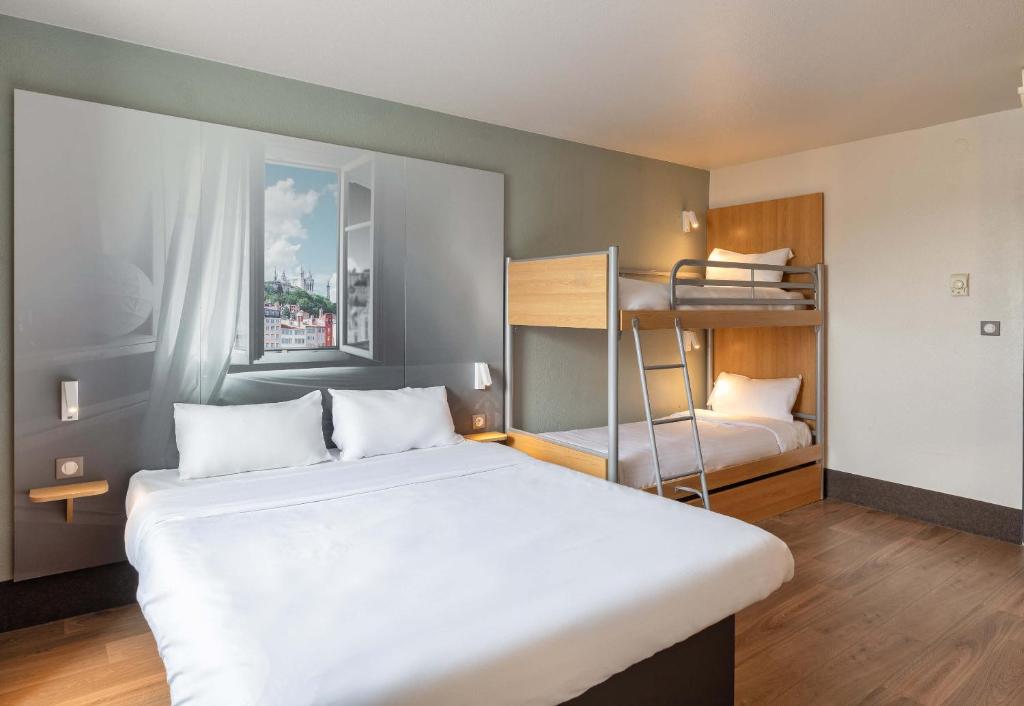 Postel nebo postele na pokoji v ubytování B&B HOTEL Lyon Grand Stade Meyzieu