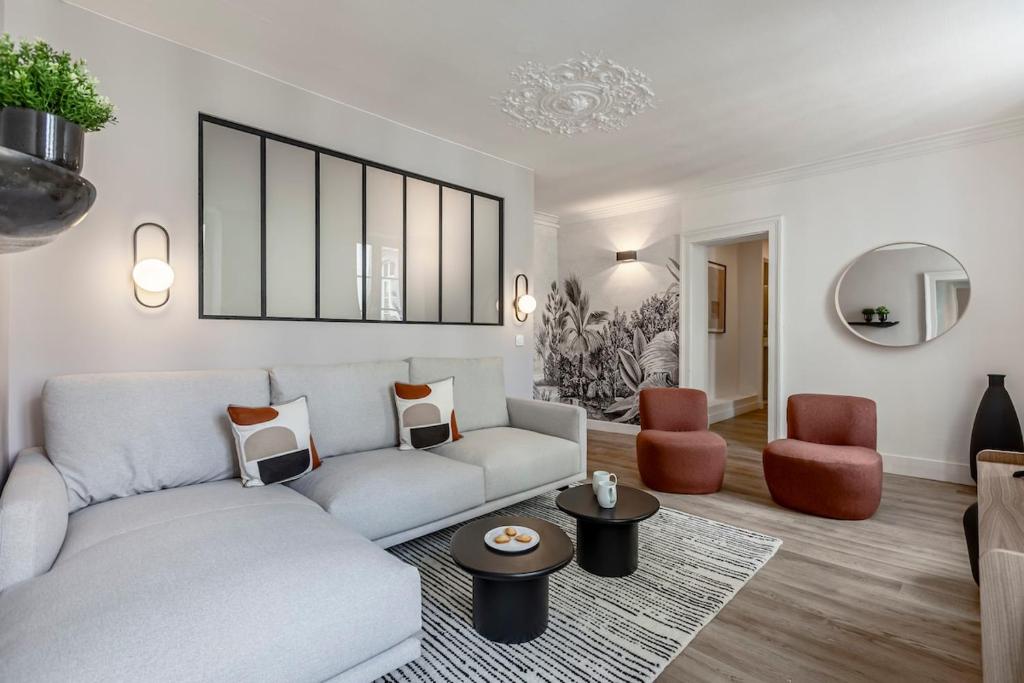 un salon avec un canapé et une table dans l'établissement 43#Opera # Grand Boulevards # 4BedRooms # Paris 02 # AC, à Paris