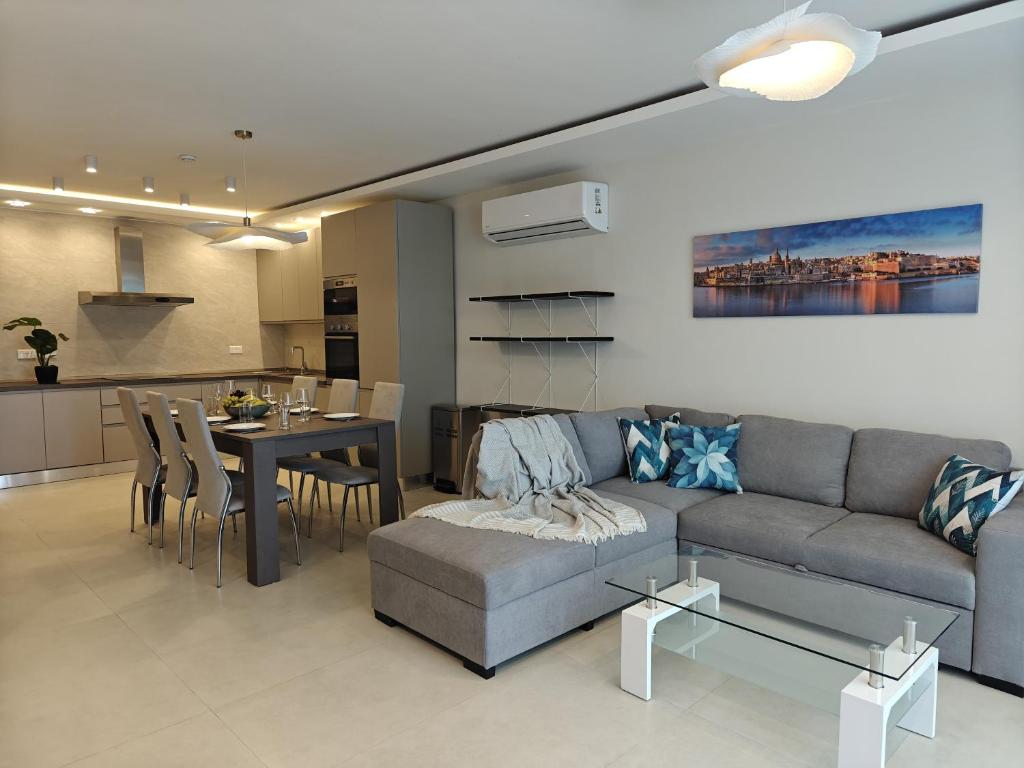 Posezení v ubytování Veduta Ta Pinu Apartments with Stunning Views Garden Sauna Pool and Gym