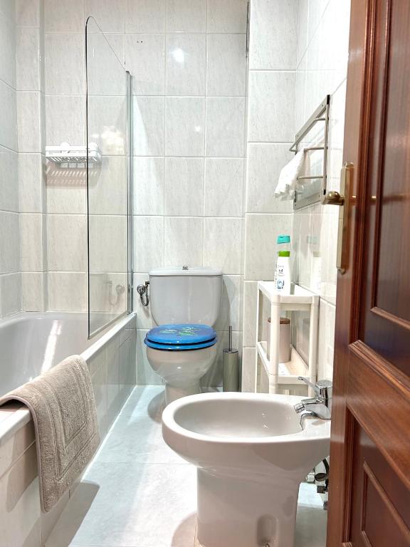 Un baño con inodoro, lavabo y bañera. en Apartamento Aqua Marina, en O Grove