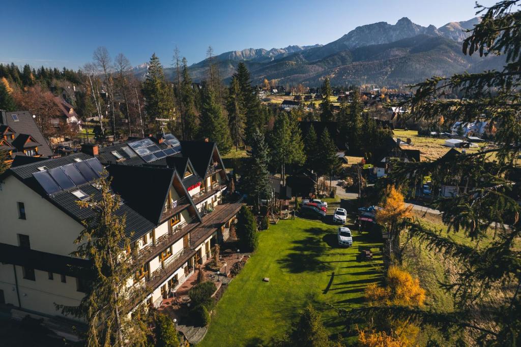 una vista aerea di un villaggio con montagne sullo sfondo di Willa u podnóża Tatr Cztery Pory Roku a Kościelisko