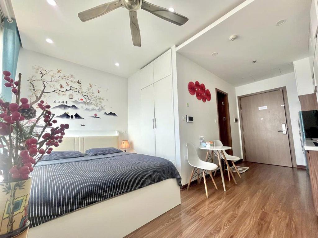 a bedroom with a bed and a ceiling fan at Vinhome Green Bay Căn Hộ Chung Cư Cao Cấp in Hanoi