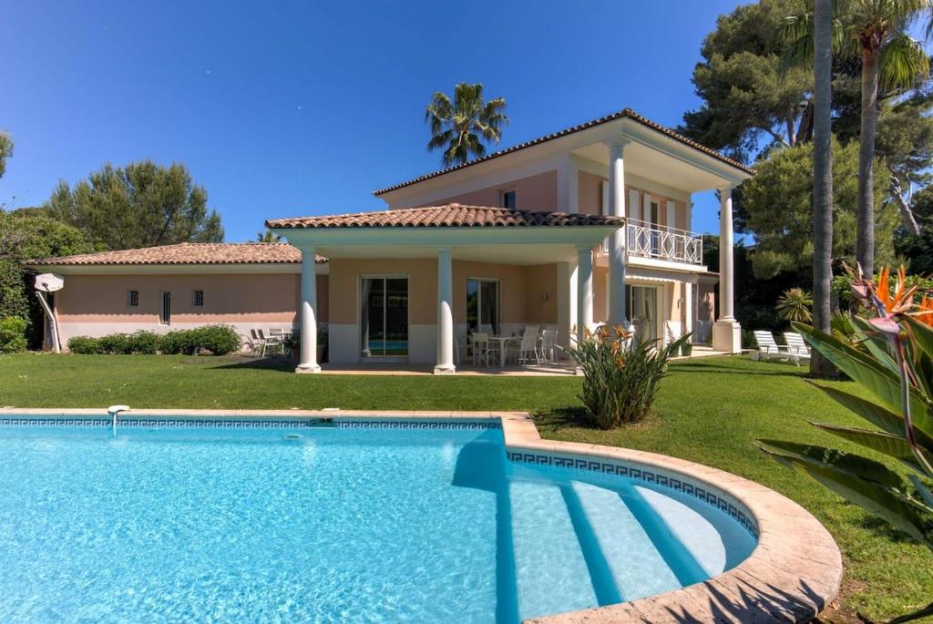 une villa avec piscine devant une maison dans l'établissement Villa cap d'antibes, à Antibes