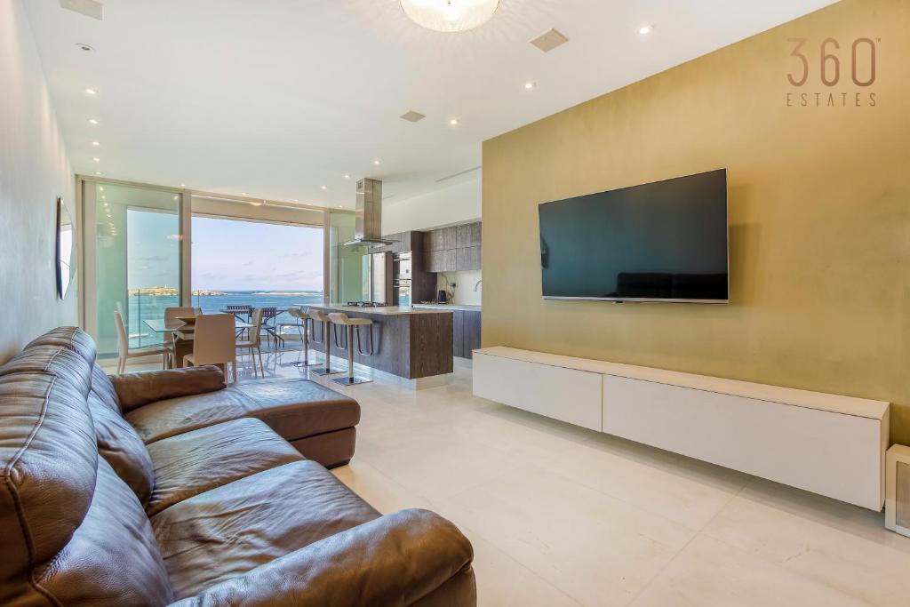 TV in/ali zabaviščno središče v nastanitvi Stunning BeachDROP 3BR home with amazing Views by 360 Estates