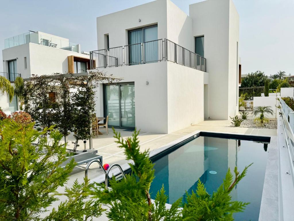 ein Bild von einem Haus mit einem Swimmingpool in der Unterkunft Luxury 4 bdr Villa Nerida in Klorakas