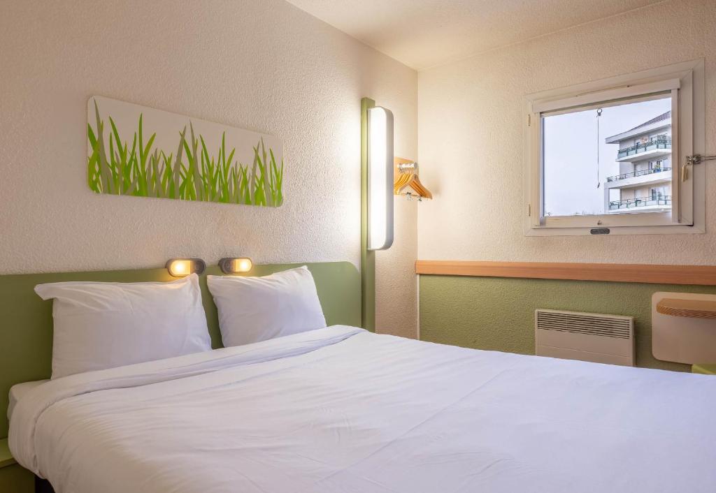 Postel nebo postele na pokoji v ubytování B&B HOTEL Annemasse Est