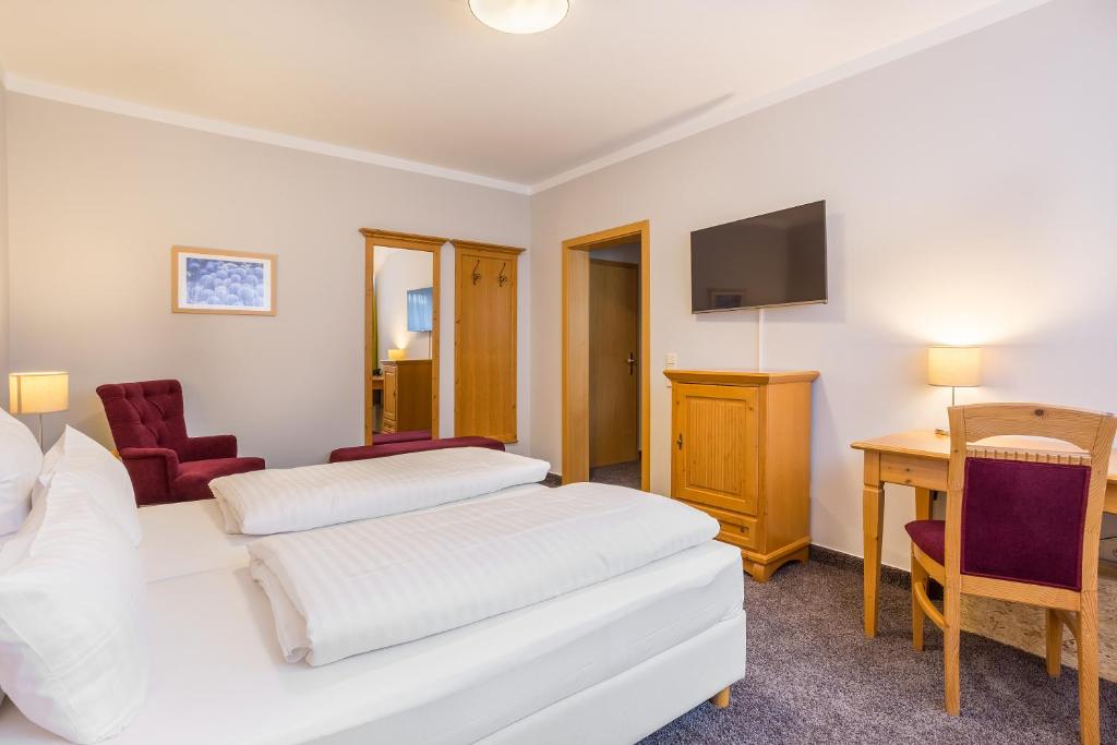 Postel nebo postele na pokoji v ubytování Hotel Annaberg