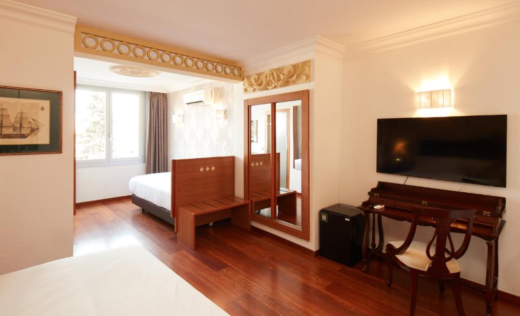 Televízia a/alebo spoločenská miestnosť v ubytovaní Sercotel Hotel President