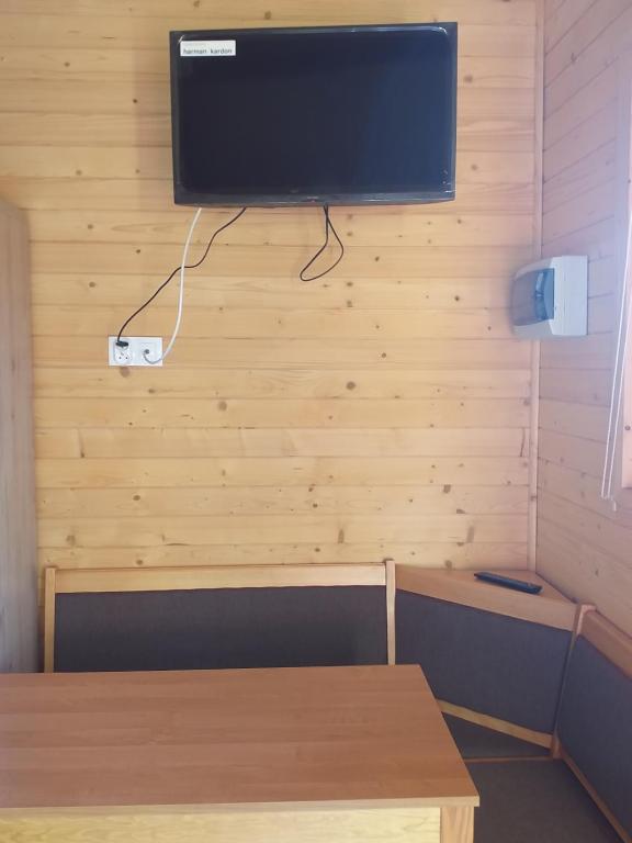 TV a/nebo společenská místnost v ubytování Domki Heno na Wichrowym Wzgórzu
