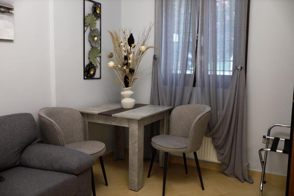 Un lugar para sentarse en Moet Apartment free private parking