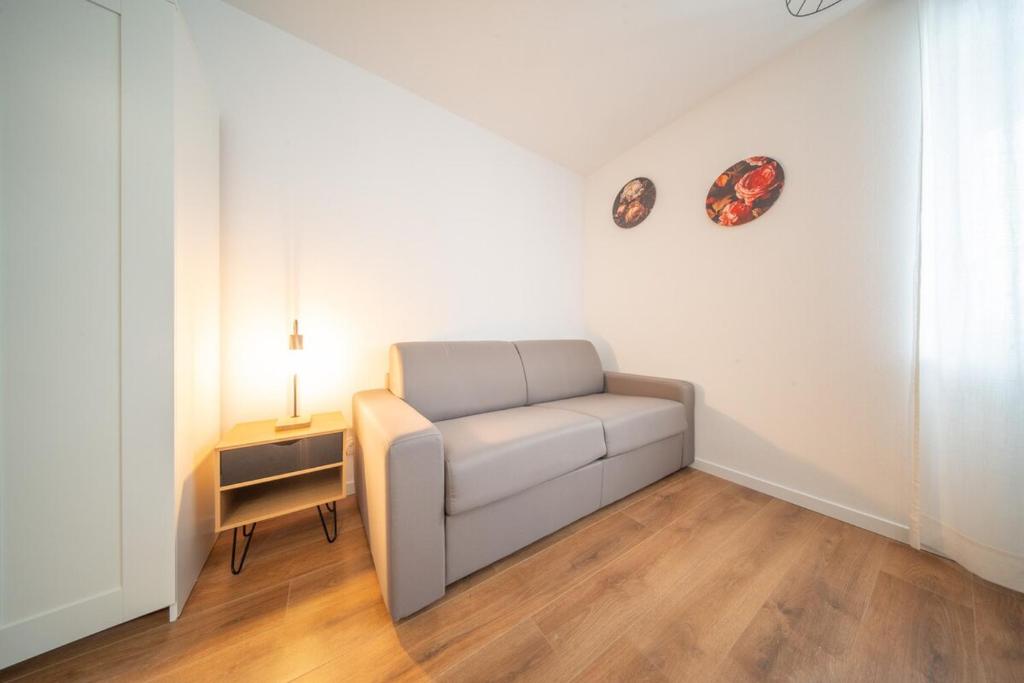 - un canapé blanc dans une chambre avec une table dans l'établissement Super Appartement Near Basel 6, à Saint-Louis