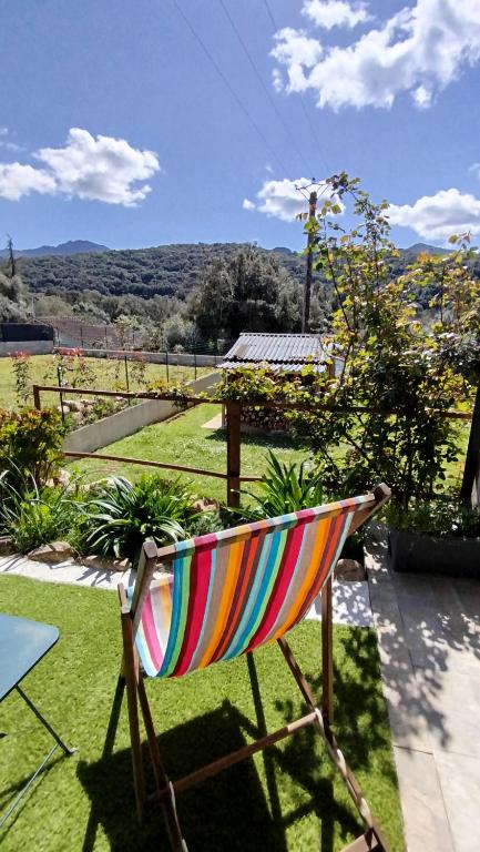 une chaise colorée assise au-dessus d'une cour dans l'établissement Studio à la campagne, à Ocana