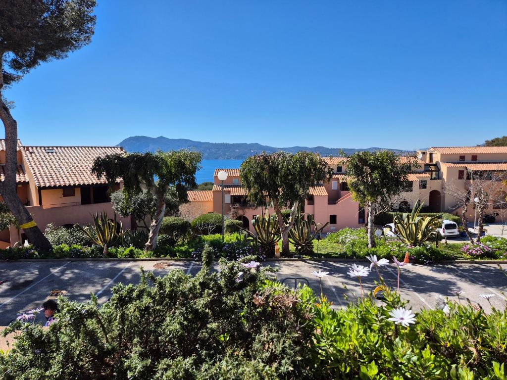 widok na miasto z ogrodu w obiekcie Grand appartement, 3 chambres, très bonne literie, résidence avec piscine à Pin Rolland w mieście Saint-Mandrier-sur-Mer