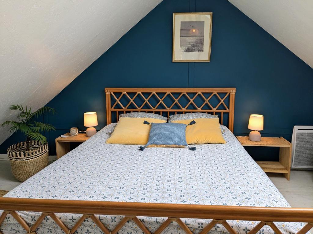 Postel nebo postele na pokoji v ubytování La petite enseigne - Chez Hélène - Gîtes en baie