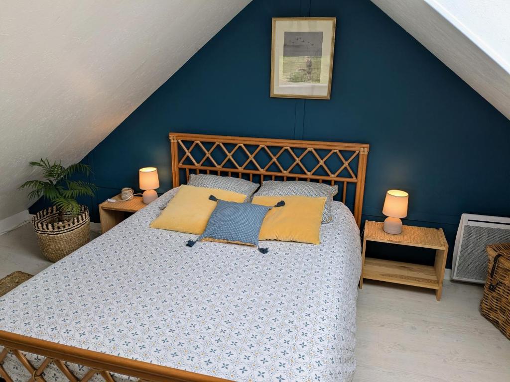 Postel nebo postele na pokoji v ubytování La petite enseigne - Chez Hélène - Gîtes en baie