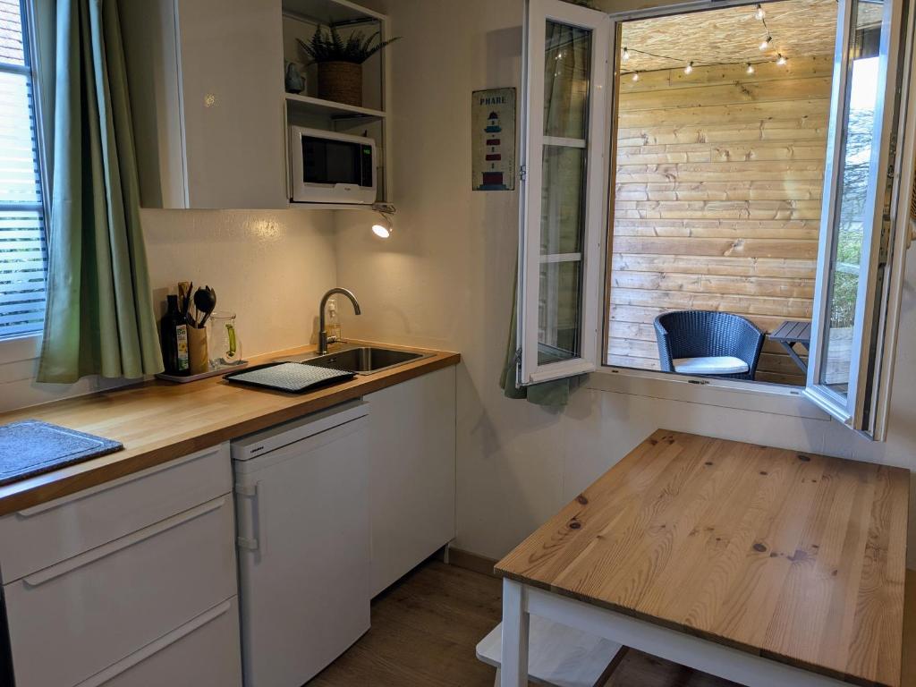Kuchyň nebo kuchyňský kout v ubytování La petite enseigne - Chez Hélène - Gîtes en baie