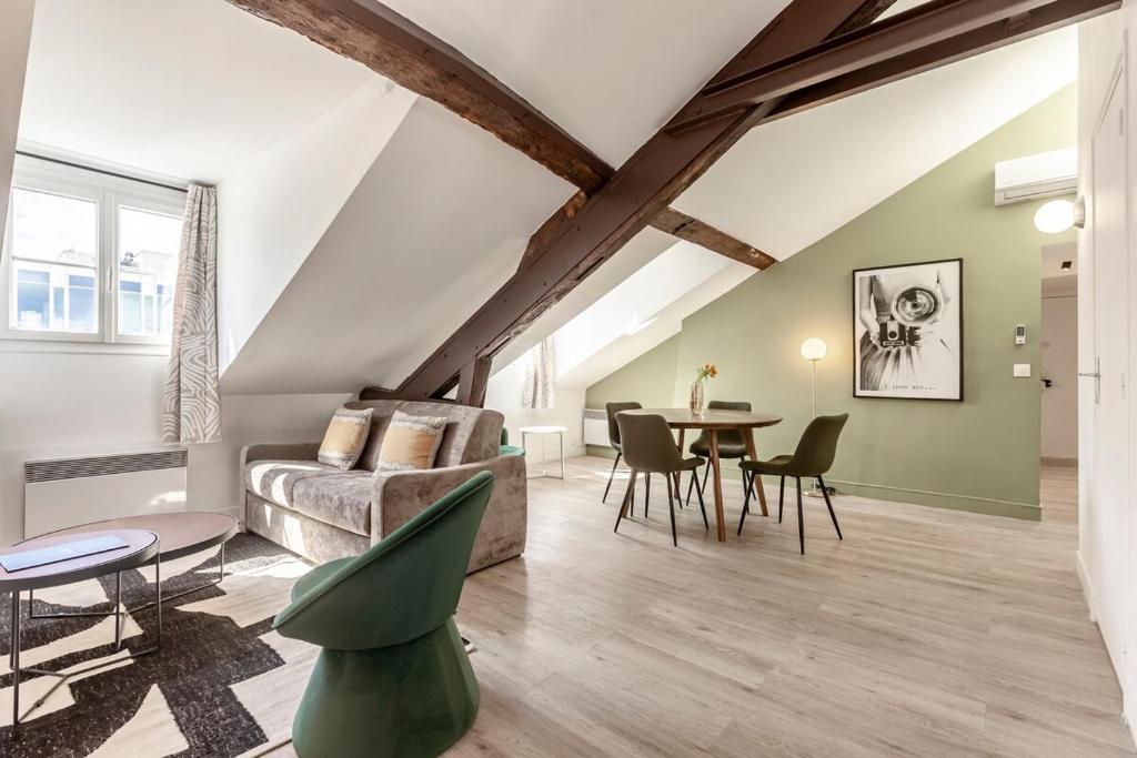 un salon avec un canapé et une table dans l'établissement 62#Opera #GrandsBoulevards #Louvre #Paris 02 #AC, à Paris