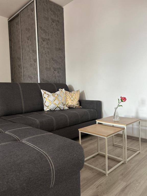 un soggiorno con un divano nero e un tavolo di 1st May Plaza a Bratislava