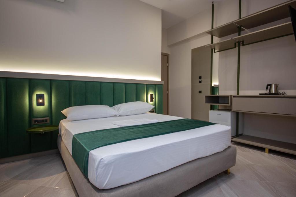 Postel nebo postele na pokoji v ubytování Hotel Royal