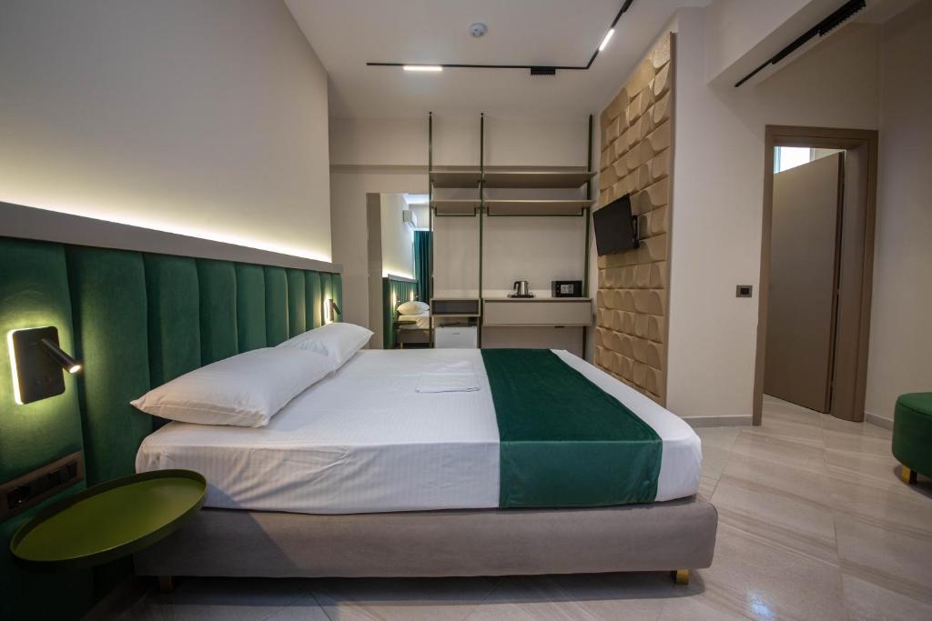 Postel nebo postele na pokoji v ubytování Hotel Royal
