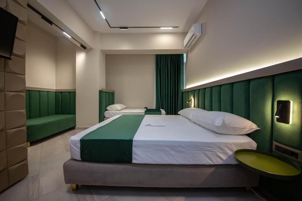 Postel nebo postele na pokoji v ubytování Hotel Royal