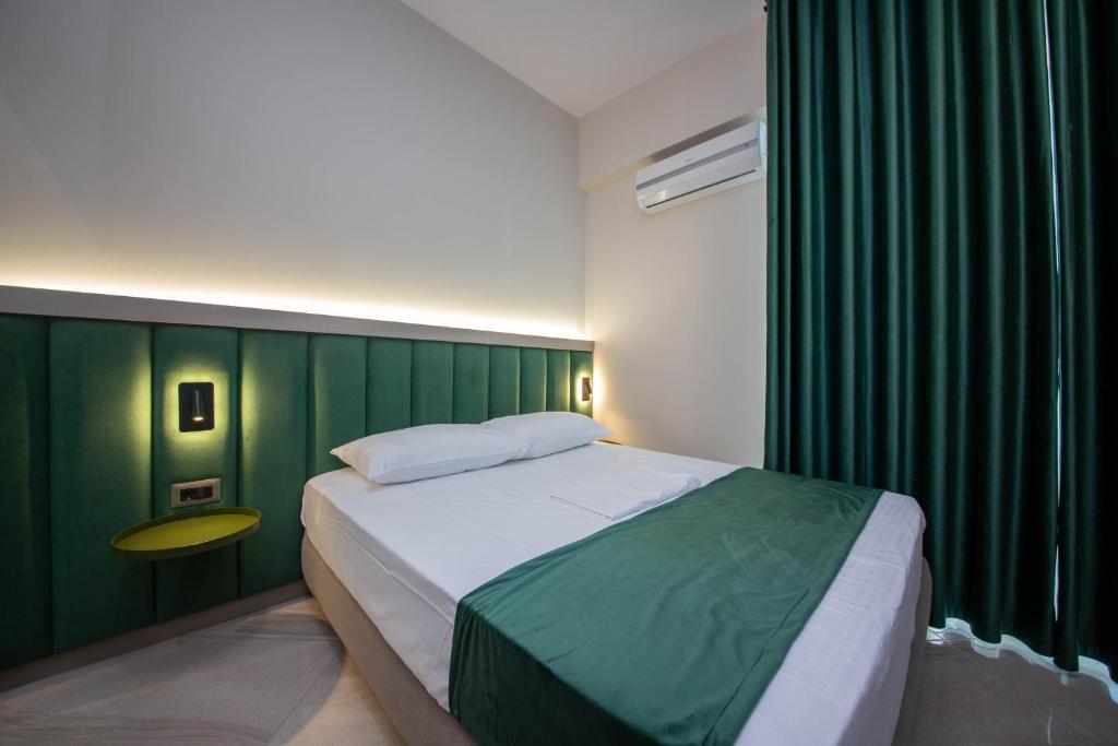 Postel nebo postele na pokoji v ubytování Hotel Royal
