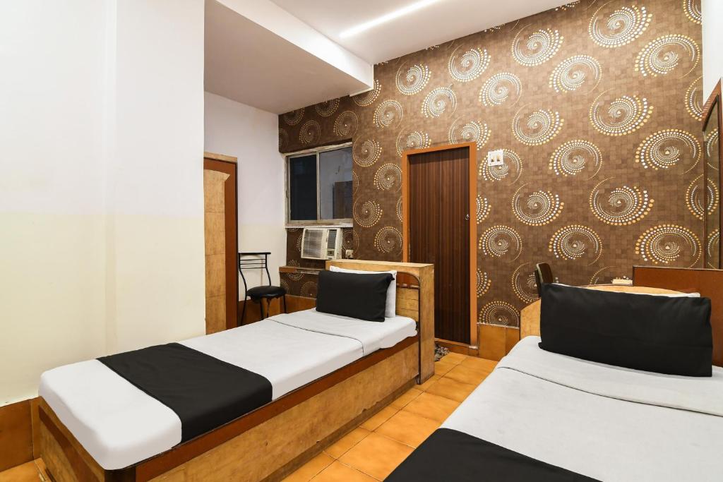 コルカタにあるSuper Hotel O Dinarのベッドルーム1室(ベッド2台付)