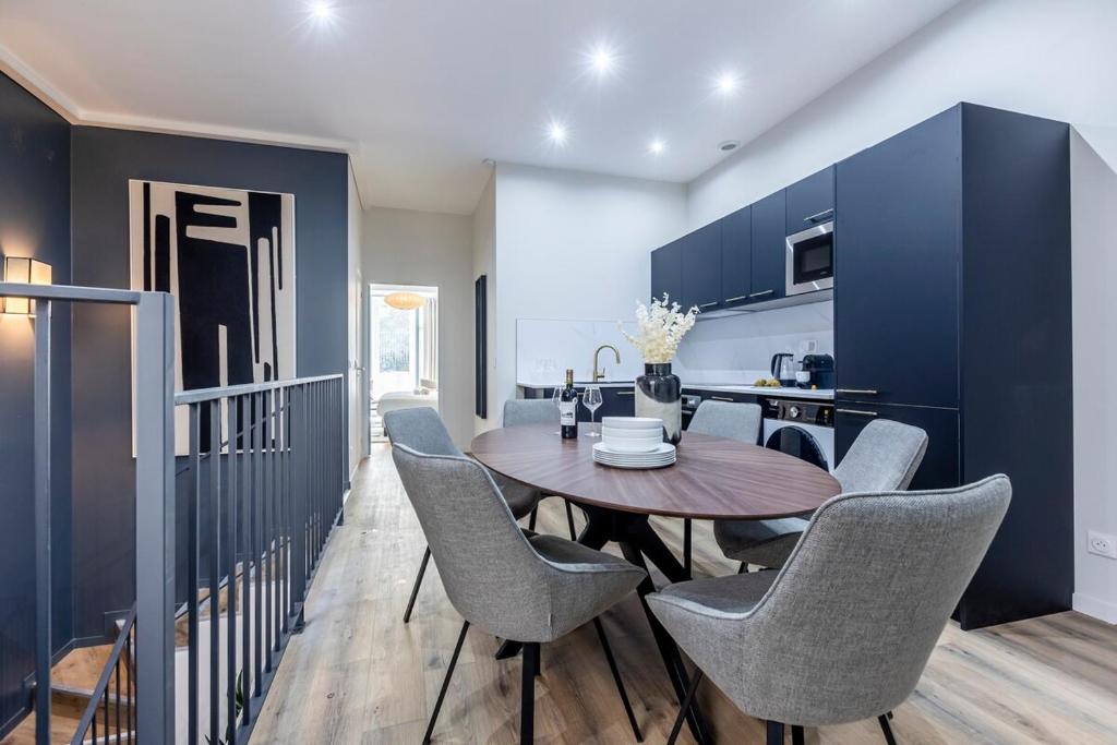 une cuisine et une salle à manger avec une table et des chaises en bois dans l'établissement Opera # Louvre # PalaisRoyal # Académiefrançaise # AC, à Paris