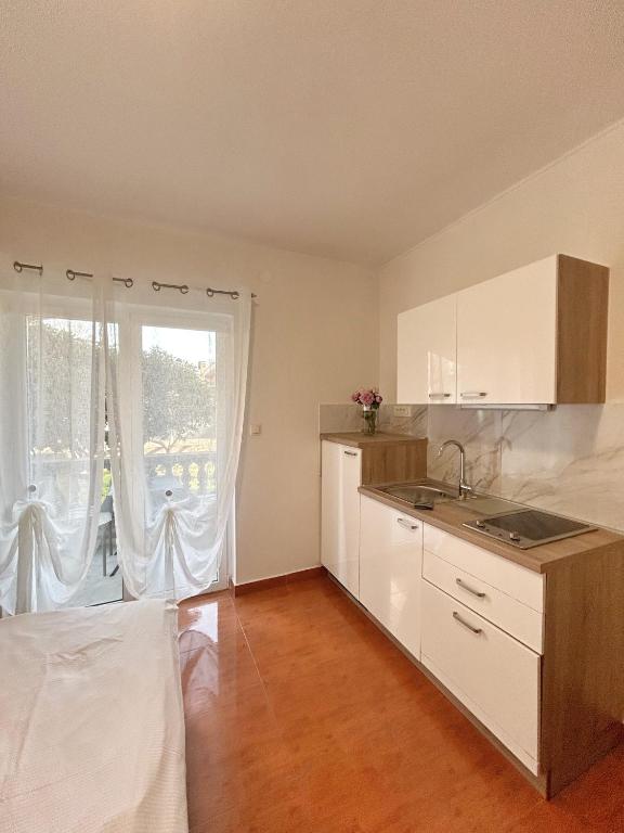 Kuchyň nebo kuchyňský kout v ubytování Apartments D&A