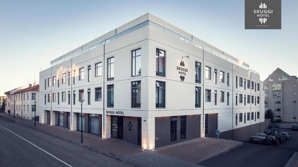 レイキャビクにあるSkuggi Hotel by Keahotelsの通り沿いにある白い建物